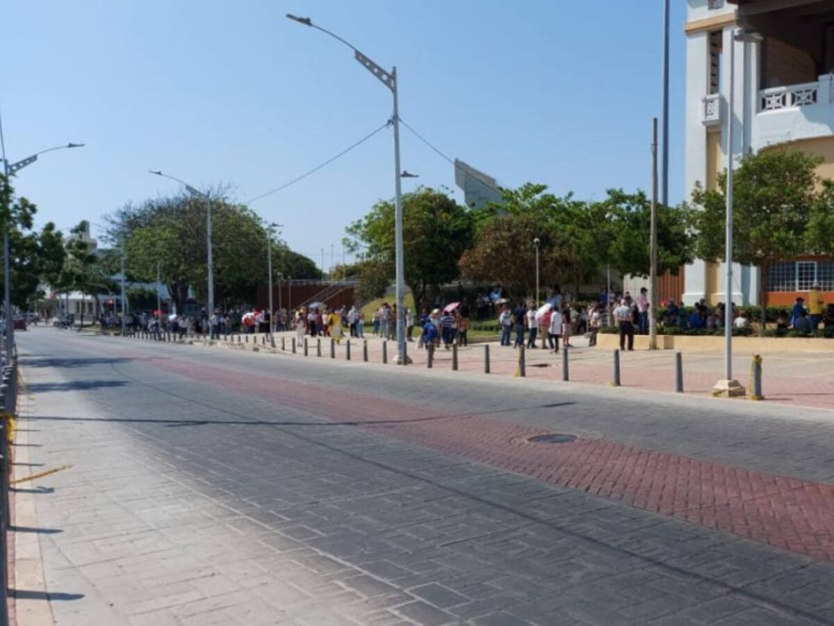 Largas filas en uno de los puntos de vacunación en Barranquilla