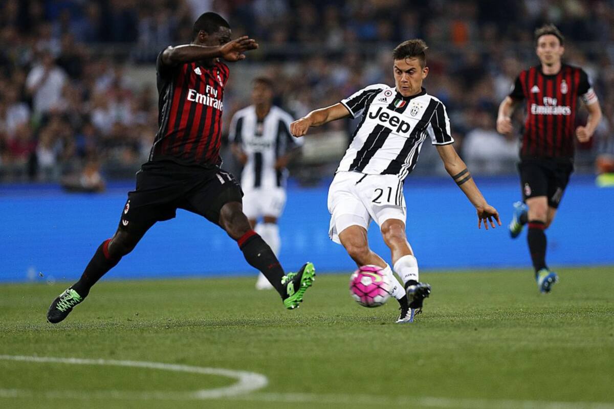 Zapata intentando detener un disparo de Dybala.