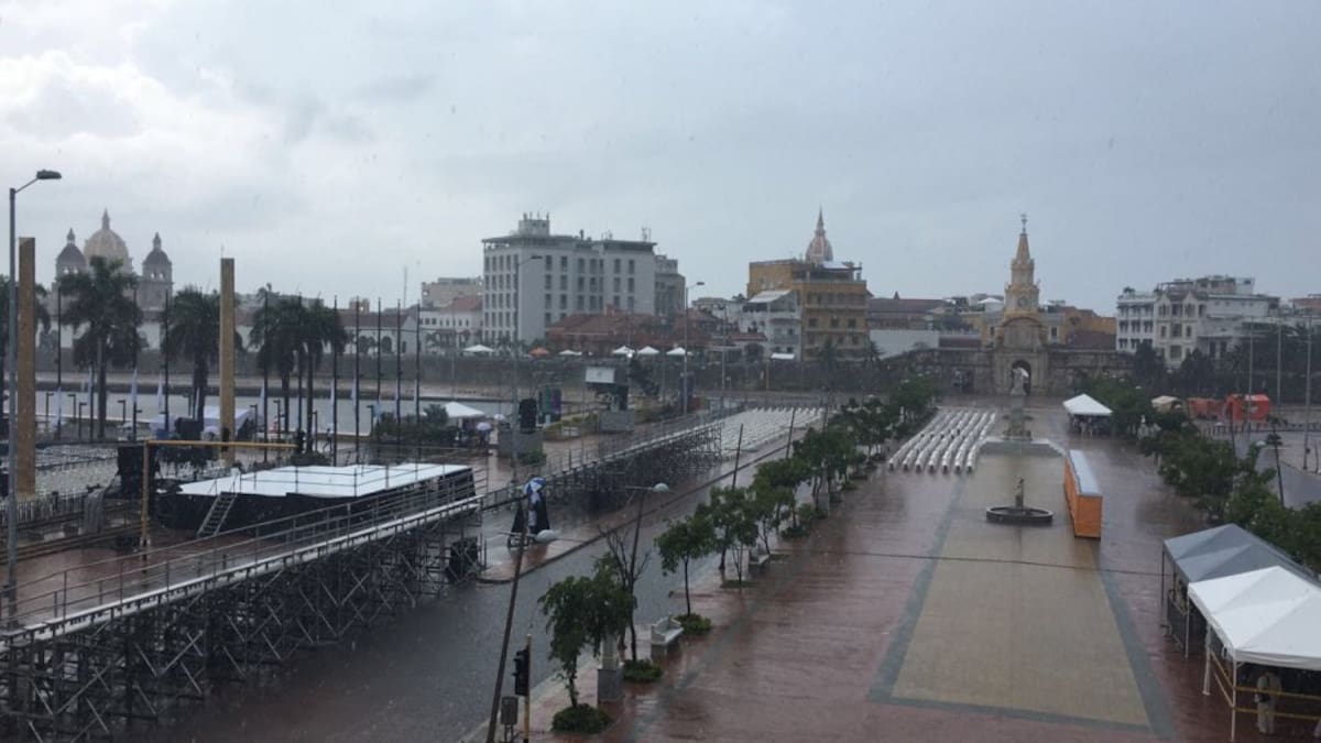 La lluvia se convierte en un contratiempo para la organización tanto de la firma del acuerdo de paz, como para grupos de oposición que se aprestaban a para emprender marchas en favor del No en el plebiscito del domingo. 