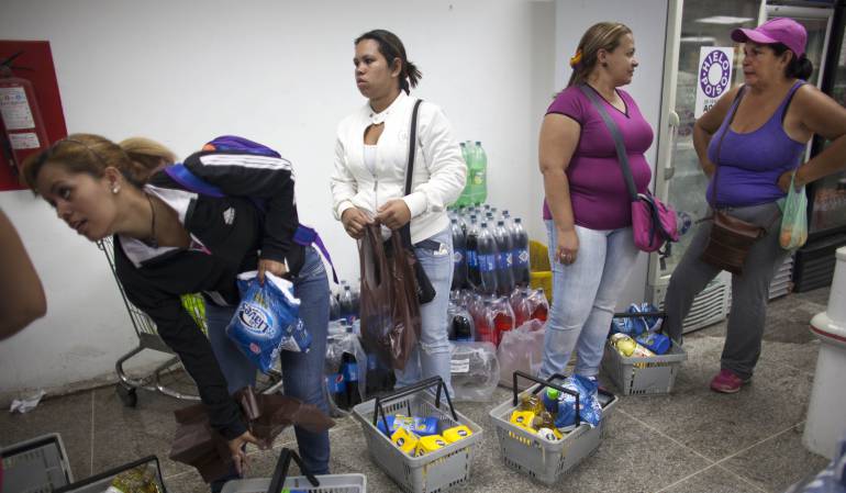 Venezolanos haciendo fila para adquirir productos