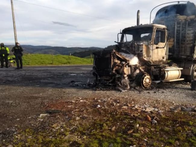 Acción terrorista dejó dos tractomulas quemadas en la vía a la Costa