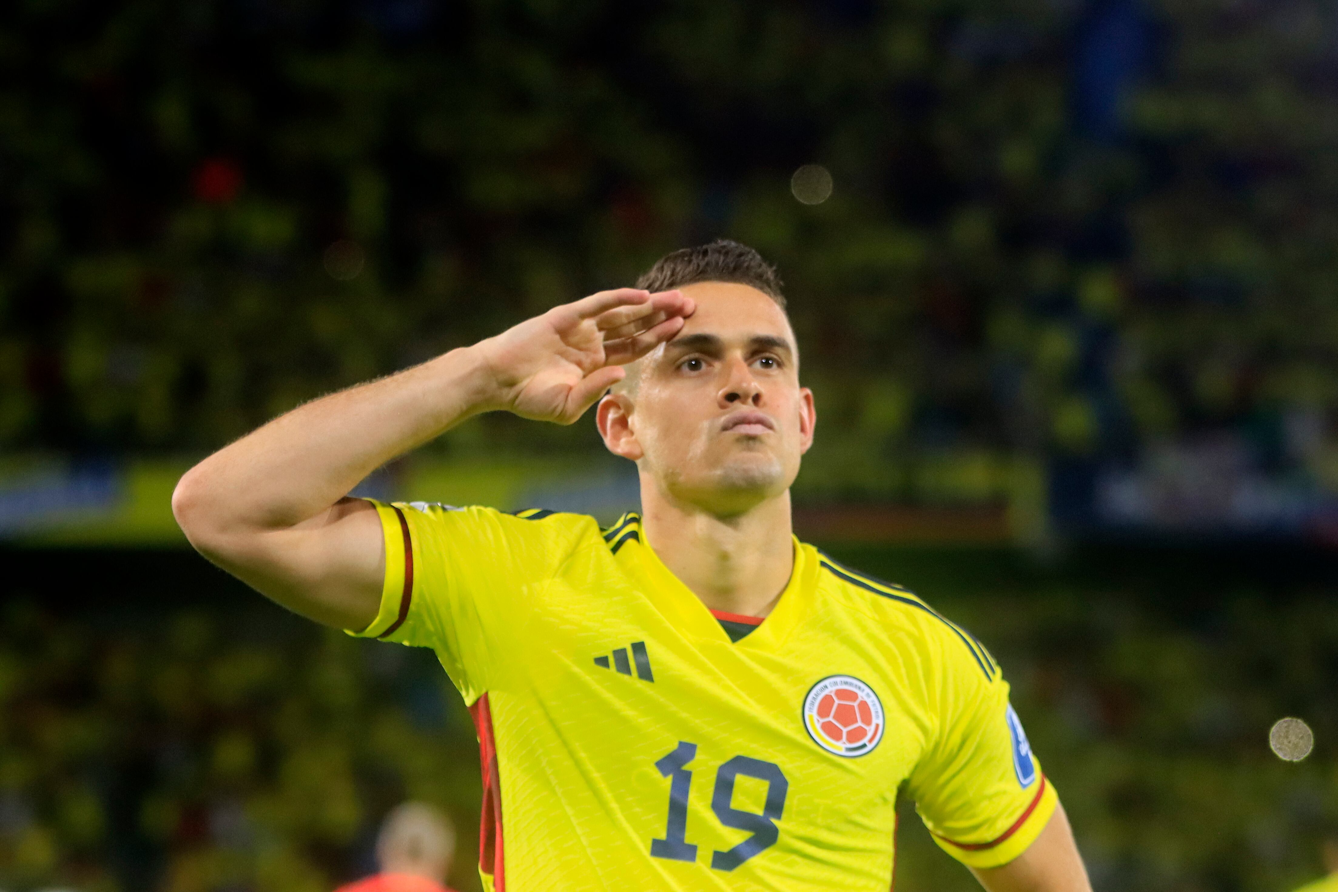 AME7419. BARRANQUILLA (COLOMBIA), 07/09/2023.- Rafael Santos Borré de Colombia celebra un gol hoy, en un partido de las Eliminatorias Sudamericanas para la Copa Mundial de Fútbol 2026 entre Colombia y Venezuela en el estadio Metropolitano en Barranquilla (Colombia). EFE/ Ricardo Maldonado