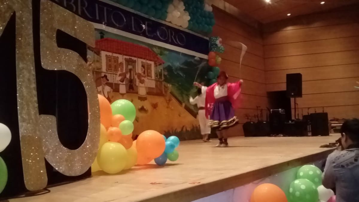 Silvana Agudelo y Michael Stiven Parra, baile por pareja de la escuela de danza casa de la cultura de Calarcá, Quindío