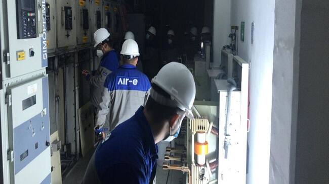 Operarios de la empresa Air-e atienden la emergencia en la subestación 20 de Julio.