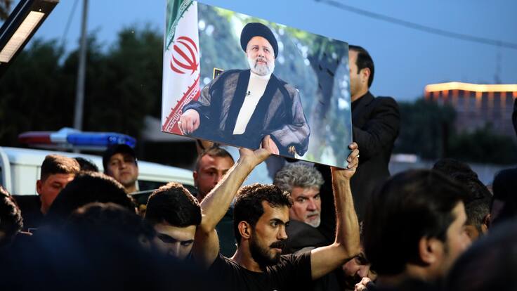 Baghdad (Iraq), 20/05/2024.- A supporter of Iran-backed Iraqi Shiite Popular Mobilization Forces holds a picture of Iran&#039;s President Raisi, during a vigil outside Iran embassy following his death along with Foreign Minister Amir-Abdollahian, in Baghdad, Iraq, 20 May 2024. Iran&#039;s President Ebrahim Raisi, Foreign Minister Hossein Amir-Abdollahian and several others were killed in a helicopter crash on 19 May 2024, after an official visit in Iran&#039;s northwest near the border with Azerbaijan, the Iranian government confirmed. Iran&#039;s first Vice President Mohammad Mokhber was appointed as the country&#039;s interim president following the death of Raisi, Iranian supreme leader Ayatollah Ali Khamenei announced on 20 May 2024. According to Article 131 of the Constitution, Mokhber is to serve as the Head of the executive branch for a maximum period of 50 days before a presidential election must be held in Iran, the statement added. (Azerbaiyán, Bagdad) EFE/EPA/AHMED JALIL