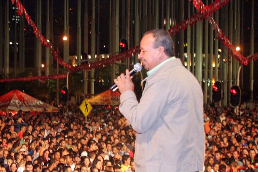 MEDELLIN, JUL. 29.- LA FIESTA SE PRENDIO EN FORMA LA NOCHE DEL VIERNES, CON LA REALIZACION DEL FESTIVAL DE ORQUESTAS. MILES PERSONAS BAILARON AL SON DE TROPICOMBO, LUIS ALBERTO POSADA, LOS GIGANTES DEL VALLENATO E ISMAEL MIRANDA (COLPRENSA –EL COLOMBIANO)