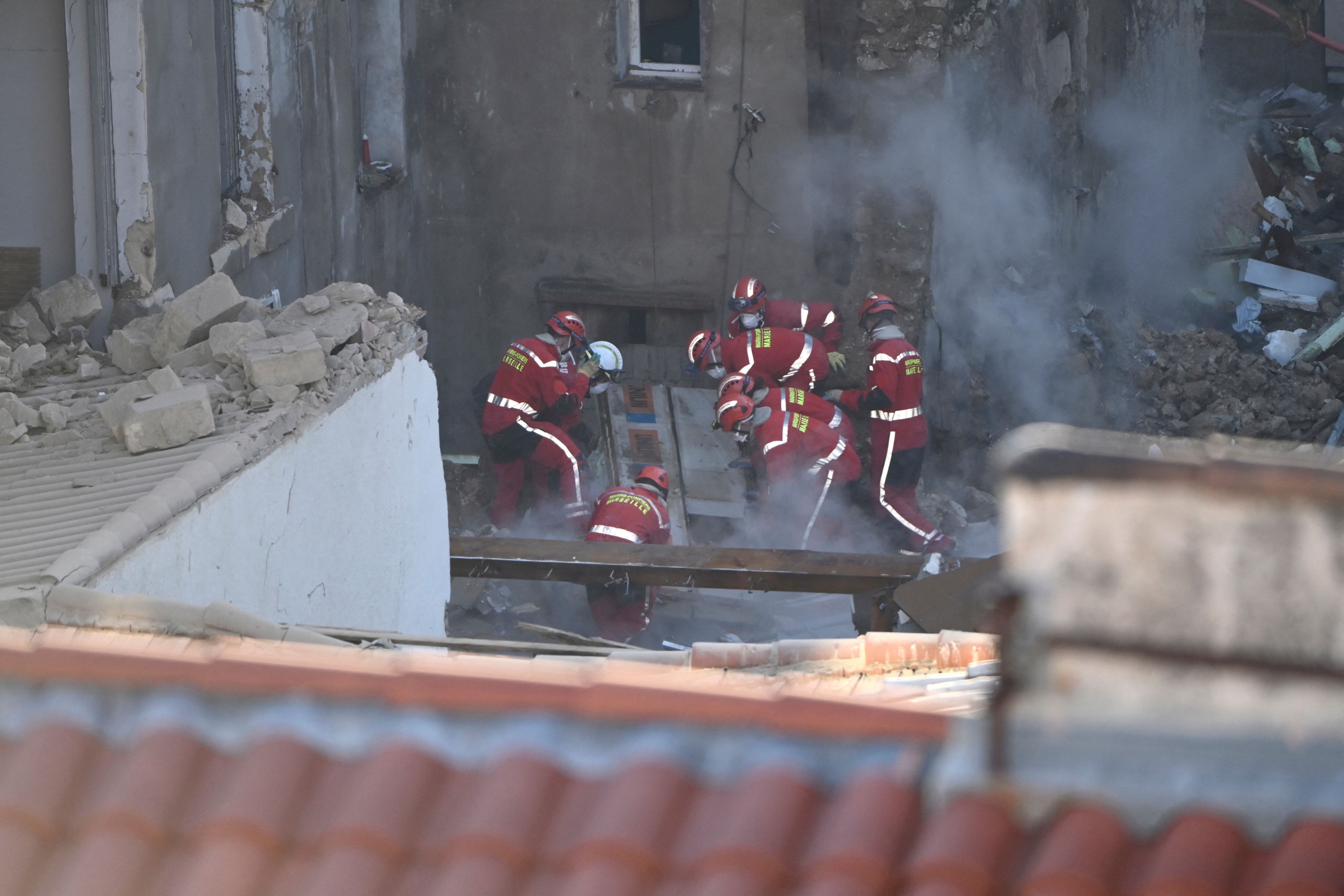 Atención de bomberos tras colapso de un edificio en Marsella.
(Foto: CLEMENT MAHOUDEAU/AFP via Getty Images)