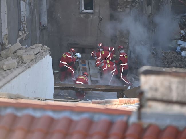 Atención de bomberos tras colapso de un edificio en Marsella.
(Foto: CLEMENT MAHOUDEAU/AFP via Getty Images)