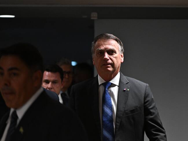 AME4518. BRASILIA (BRASIL), 09/06/2025.- El expresidente de Brasil, Jair Bolsonaro participa en la sesión de interrogatorio ante el Tribunal Supremo este lunes, en Brasilia (Brasil). Mauro Cid, antiguo ayudante personal del expresidente brasileño Jair Bolsonaro, reconoció ante la Corte Suprema que el líder ultraderechista discutió con la cúpula militar formas de anular los resultados de las elecciones de 2022 para mantenerse en el poder. EFE/ Andre Borges