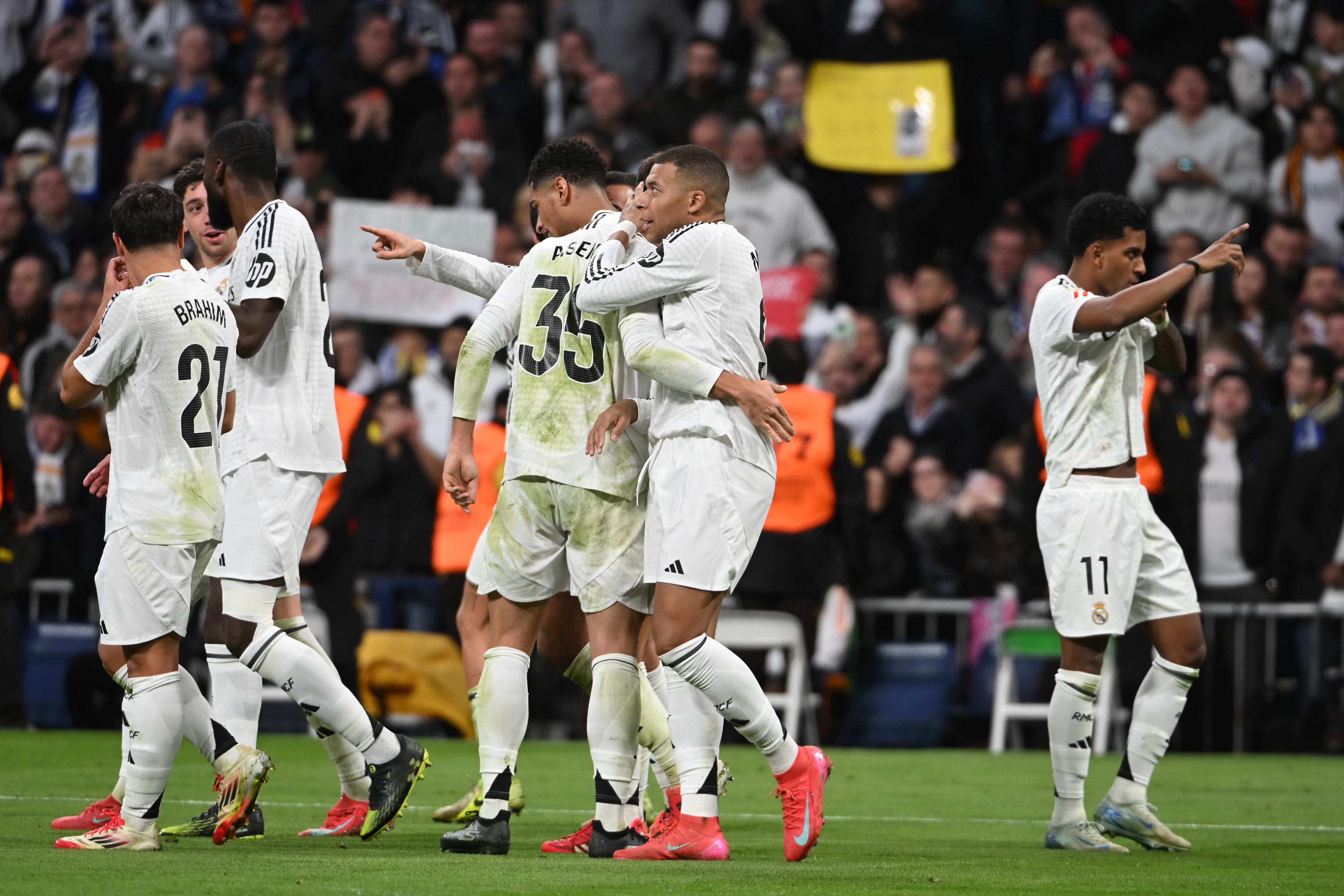 El delantero brasileño del Real Madrid Rodrygo Goes (d) celebra tras anotar un gol, el cuarto de su equipo, este domingo, durante un partido de la jornada 20 de LaLiga EA Sports, entre el Real Madrid y el UD Las Palmas, en el Estadio Santiago Bernabéu de Madrid. EFE/ Fernando Villar