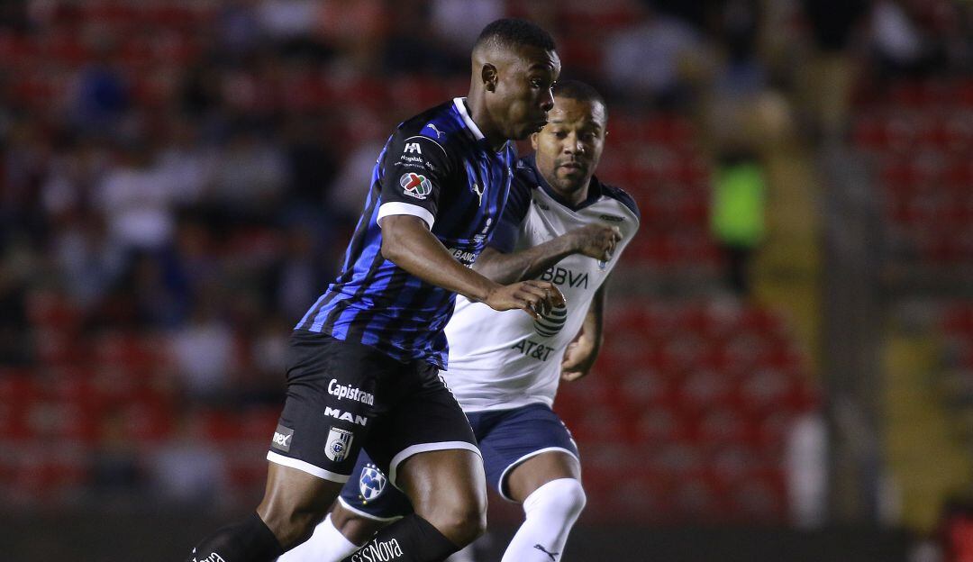 Fabián Castillo junto a Dorlan Pabón en un partido de la Liga mexicana 