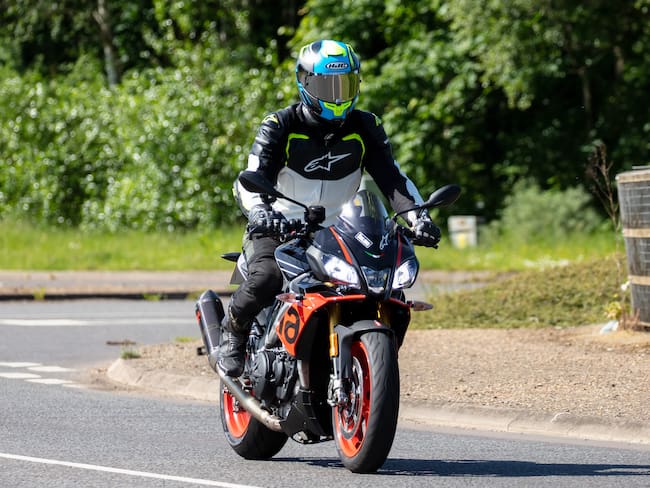 Imagen de referencia a conductor en moto/ Getty Images