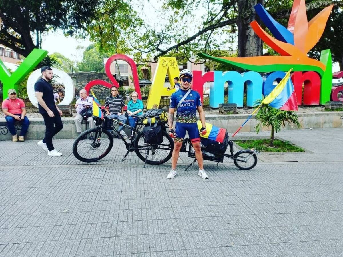 Ciclista recorre el país con el fin de resaltar las tradiciones de cada región