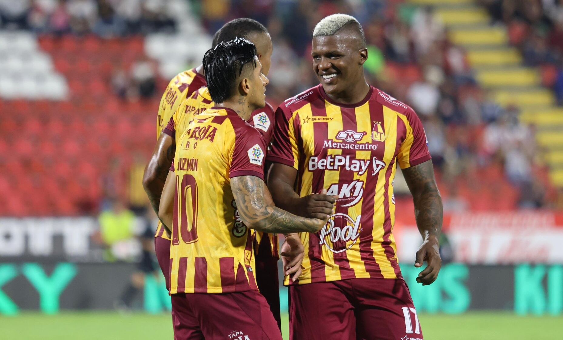 Marlon Torres (derecha) celebra con sus compañeros un gol del Deportes Tolima / Foto: @cdtolima