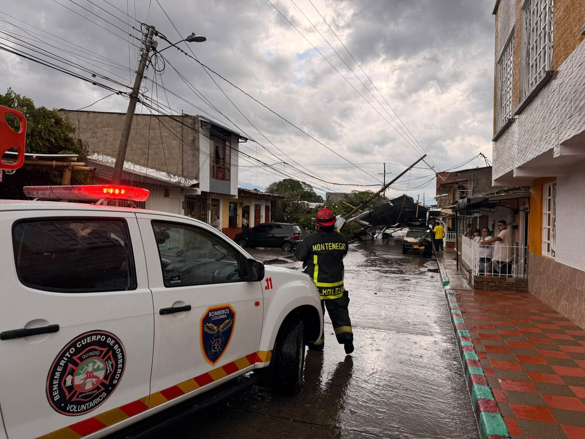 Bomberos voluntarios de Montenegro, Quindío  y la atención de las emergencia por el vendaval. Foto Cortesía Bomberos Montenegro