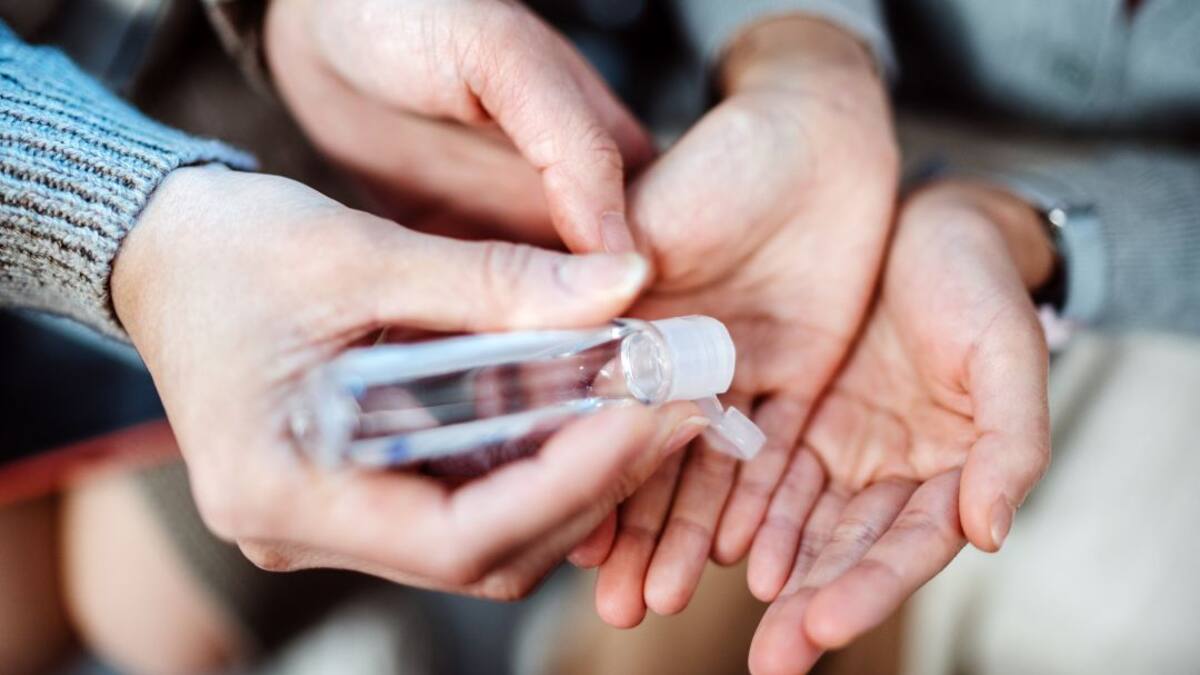 Epidemiólogo: "Ropa antifluido, guantes y desinfectantes solo contaminan"