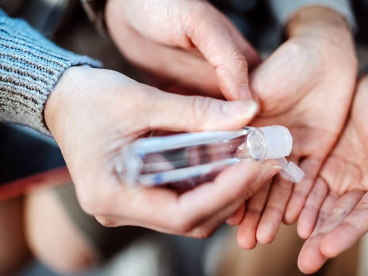 COVID-19: Ropa antifluido, guantes y desinfectantes solo contaminan