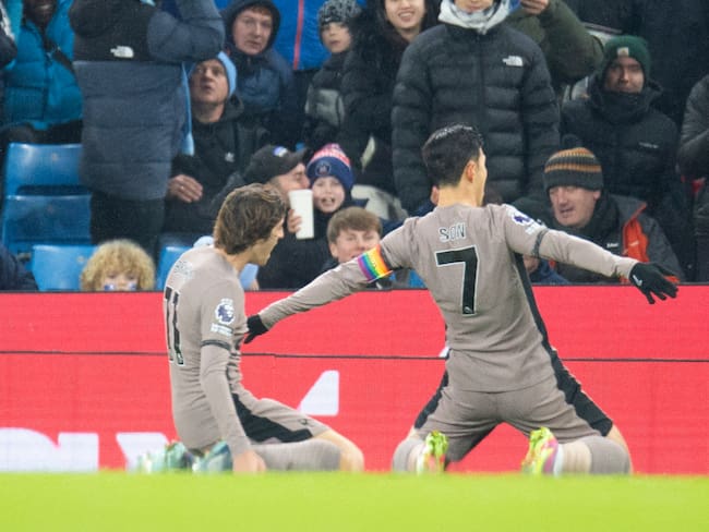Manchester (United Kingdom), 03/12/2023.- Son Heung-Min (R) of Tottenham Hotspur celebrates after scoring the opening goal during the English Premier League soccer match between Manchester City and Tottenham Hotspur, in Manchester, Britian, 03 December 2023. (Reino Unido) EFE/EPA/PETER POWELL EDITORIAL USE ONLY. No use with unauthorized audio, video, data, fixture lists, club/league logos, &#039;live&#039; services or NFTs. Online in-match use limited to 120 images, no video emulation. No use in betting, games or single club/league/player publications.