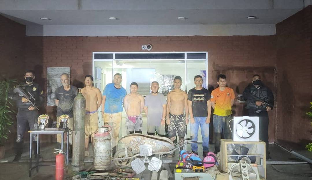 Los ocho detenidos por robar bancos en Venezuela mediante la excavación de túneles.                      Foto: ministro de Relaciones Interiores @CeballosIchaso1
