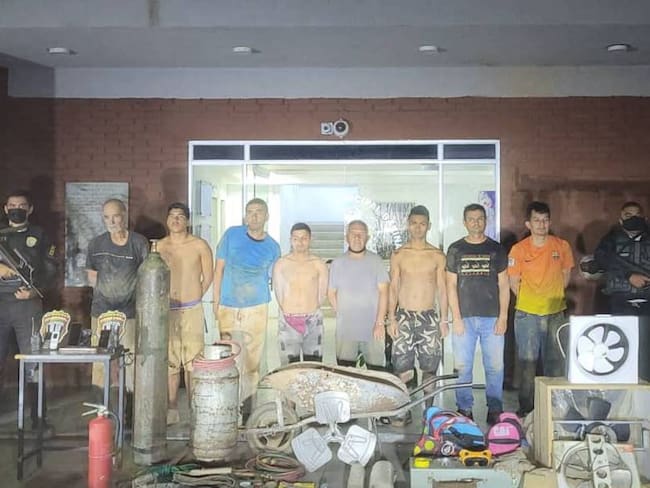 Los ocho detenidos por robar bancos en Venezuela mediante la excavación de túneles.                      Foto: ministro de Relaciones Interiores @CeballosIchaso1