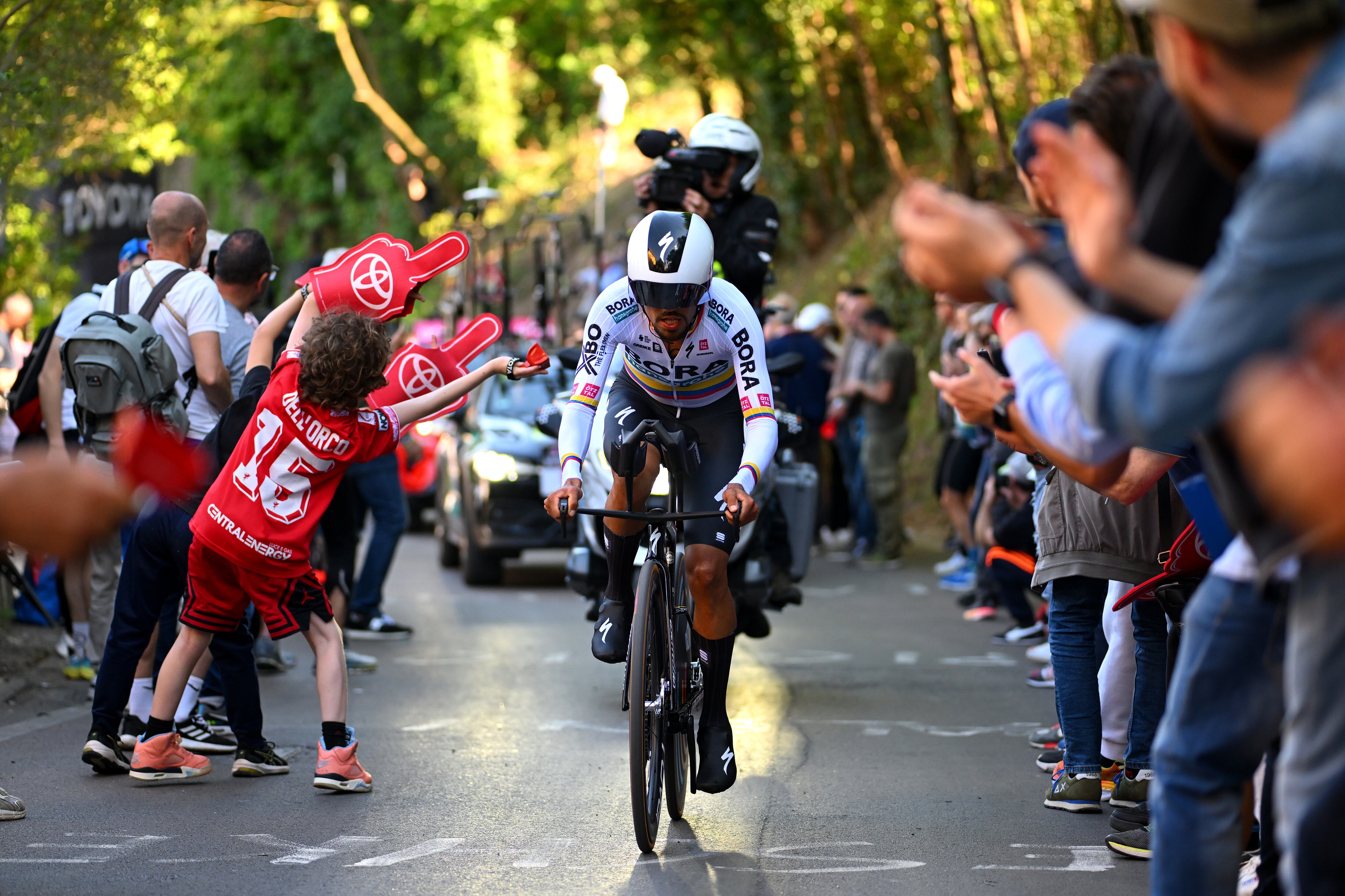 Daniel Felipe Martínez durante la etapa contrarreloj del Giro de Italia. (Photo by Dario Belingheri/Getty Images)