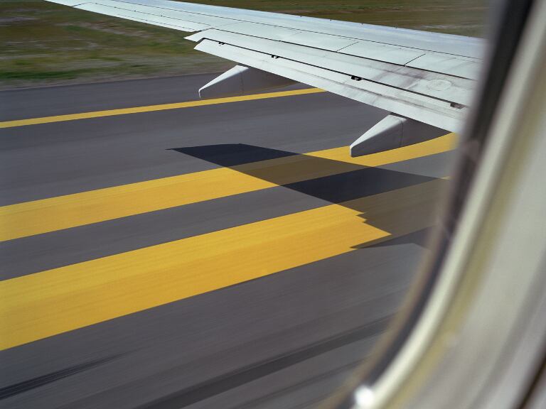 Pista de despegue vista desde la ventana del avión (Getty Images)