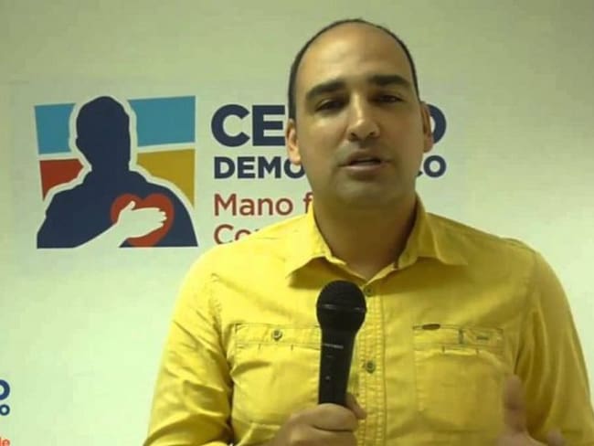 Candidato Óscar Pérez afirma que no tiene el brazalete