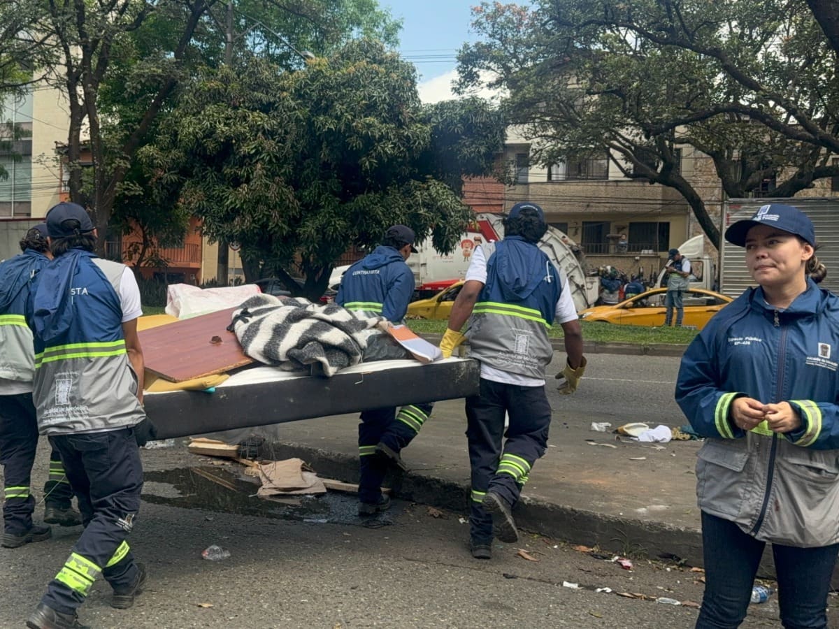 Medellín refuerza operativos para liberar el espacio público de basuras y cambuches