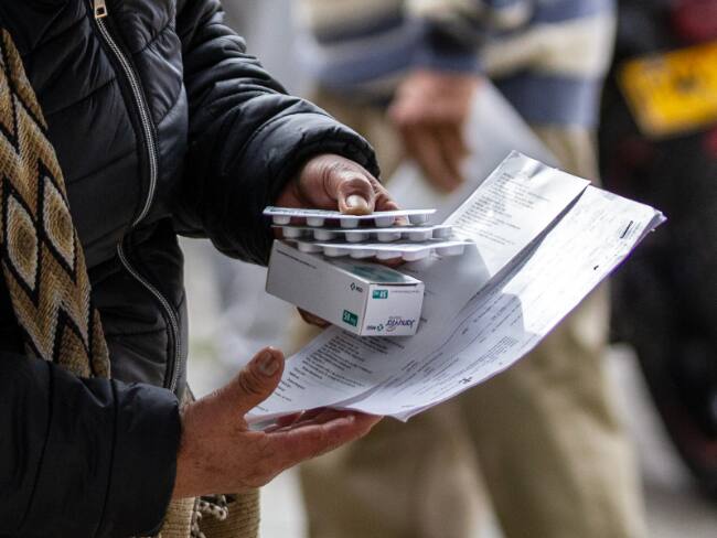 “Medicamentos sí hay, pero para comprar”: Asociación de reumatología alerta por desabastecimiento