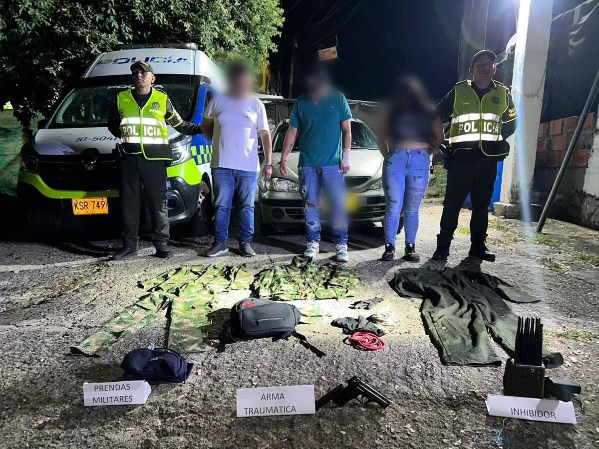 Un arma y uniformes de uso privativo de las fuerzas militares descubren en vías del Tolima