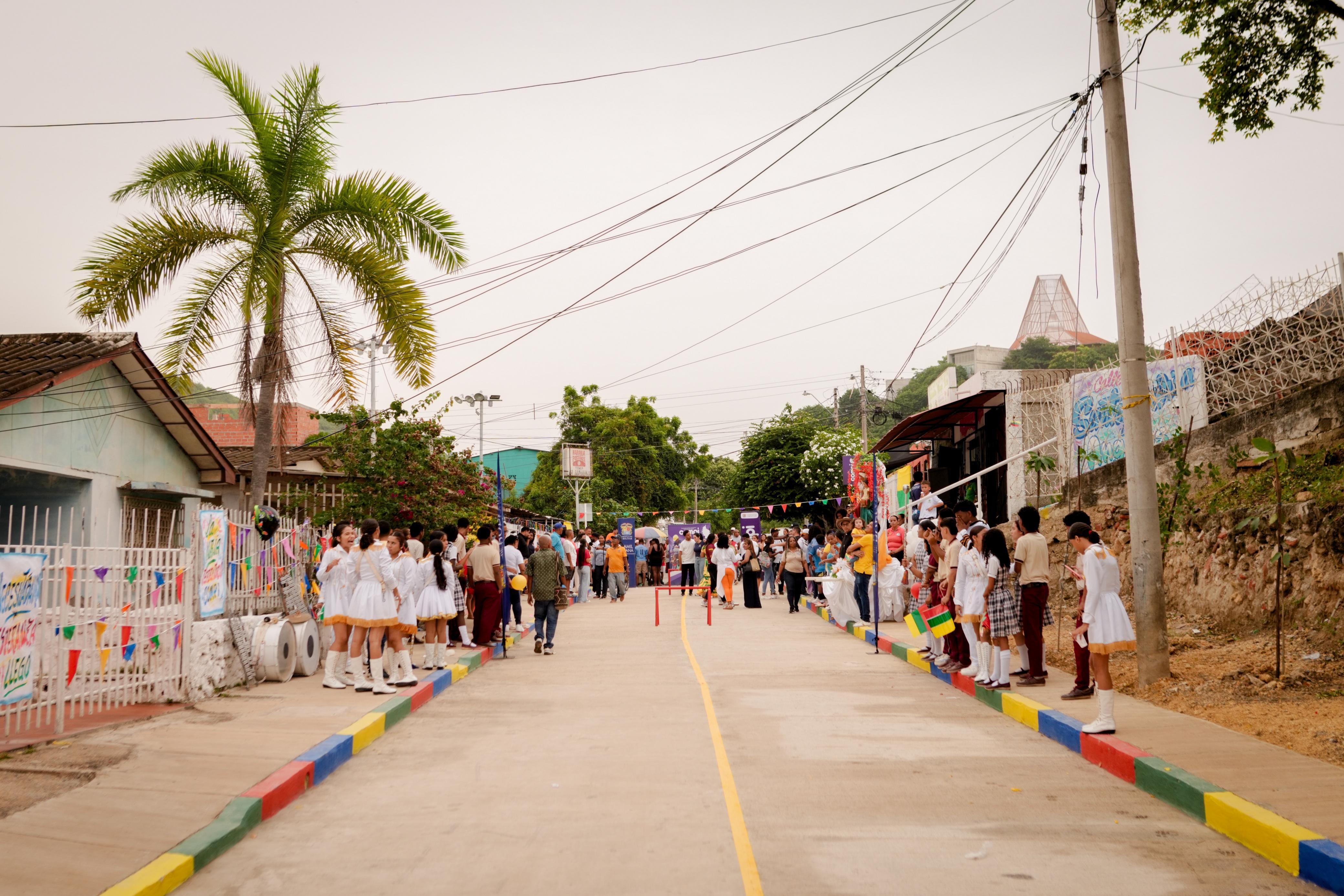La María celebra la pavimentación de la calle Santa María de los Ángeles