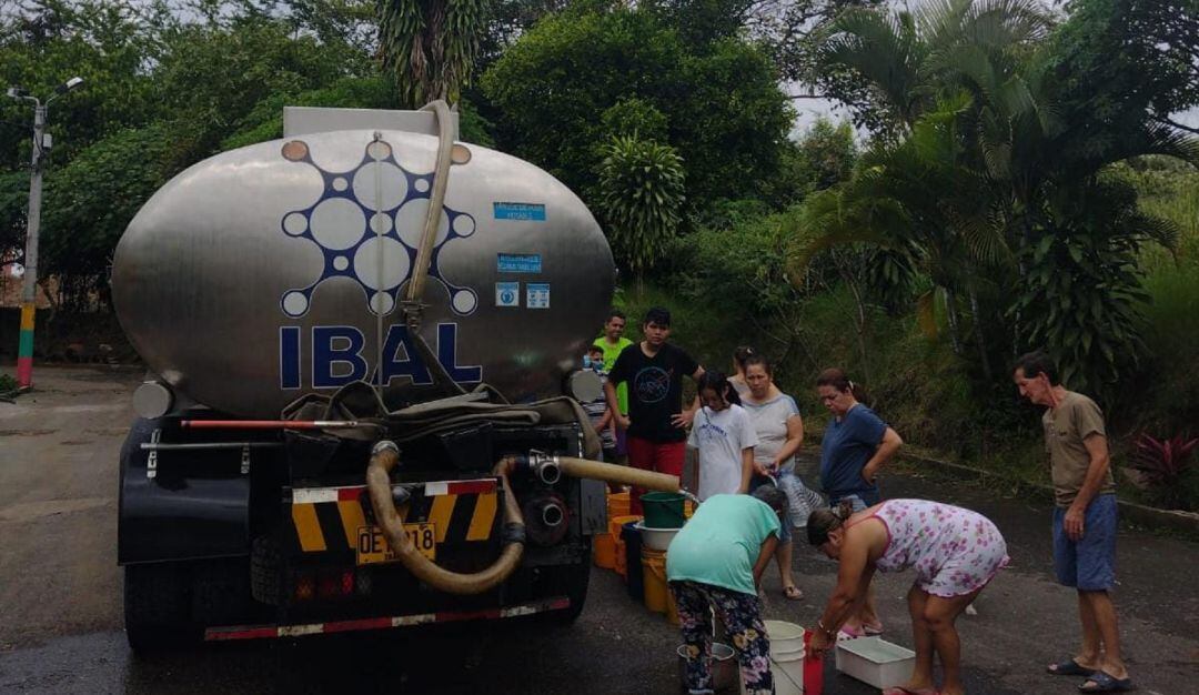 Comunidad del barrio Salado es abastecida con carrotanques