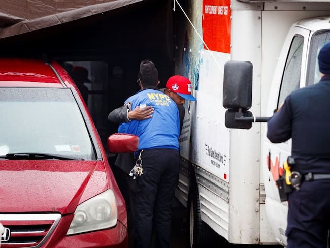 Polémica en Nueva York por cuerpos hallados en camiones sin refrigeración