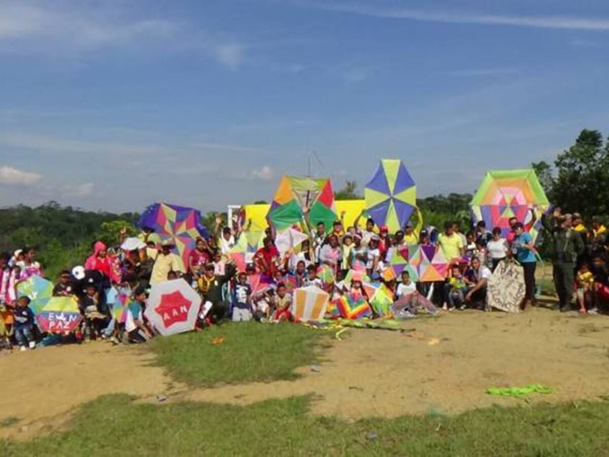 Niños y excombatientes, elevaron cometas en el corregimiento de Carrizal
