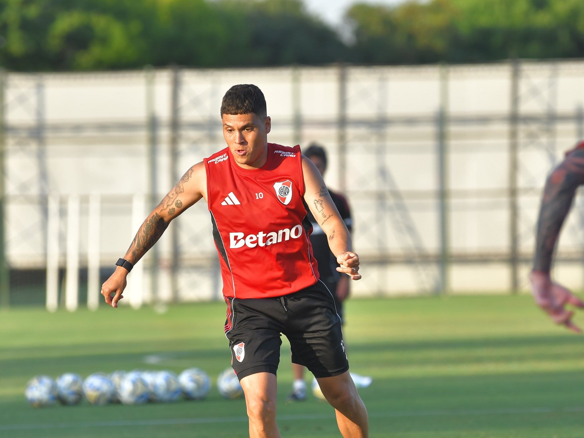 Juan Fernando Quintero adelanta la pretemporada con River Plate / Twitter: @RiverPlate.
