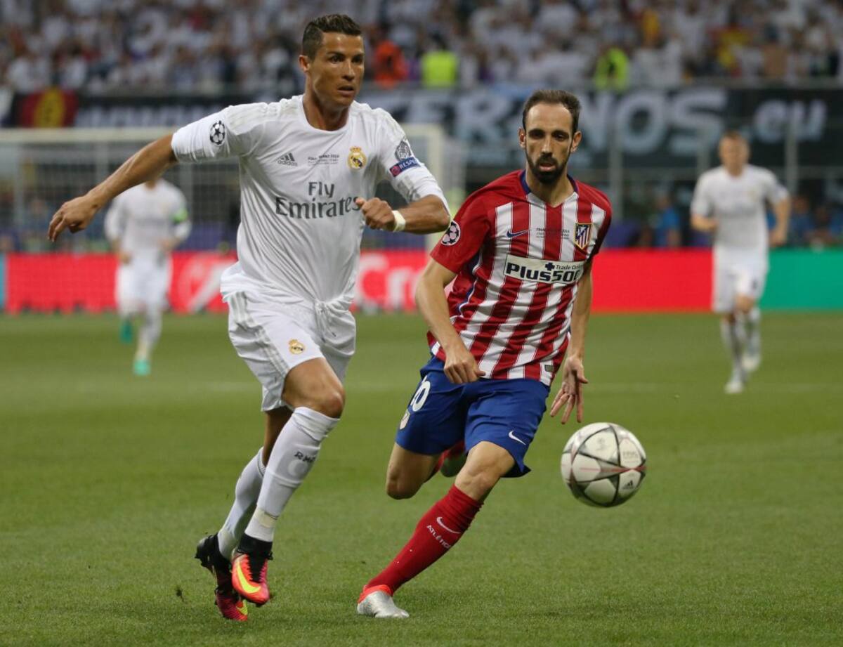 El jugador del Real Madrid Cristiano Ronaldo (L) en la acción con el Atlético Juanfran