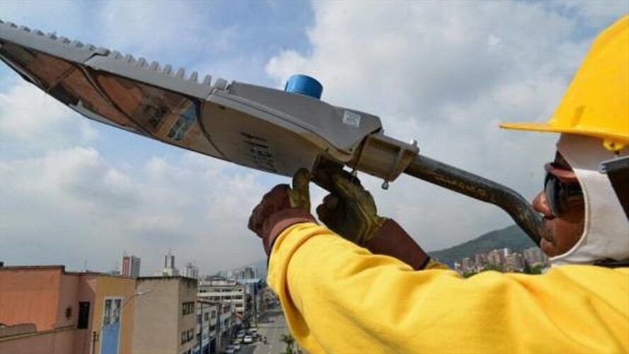 Planeación Nacional alertó que solo el 15% de los municipios le hace interventoría al servicio de alumbrado público. Foto: Colprensa