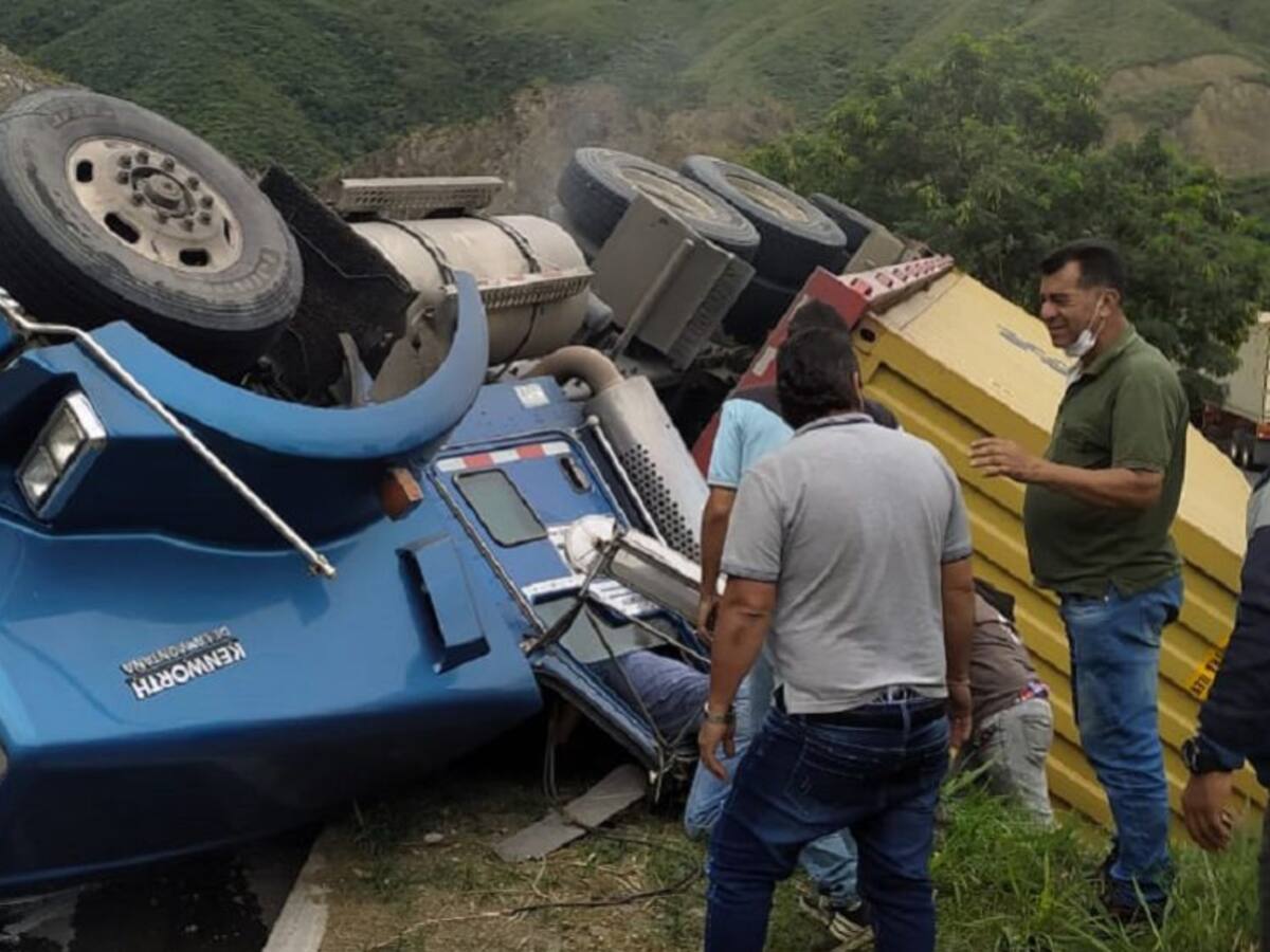 Conductor fue rescatado al volcarse en un tractocamión