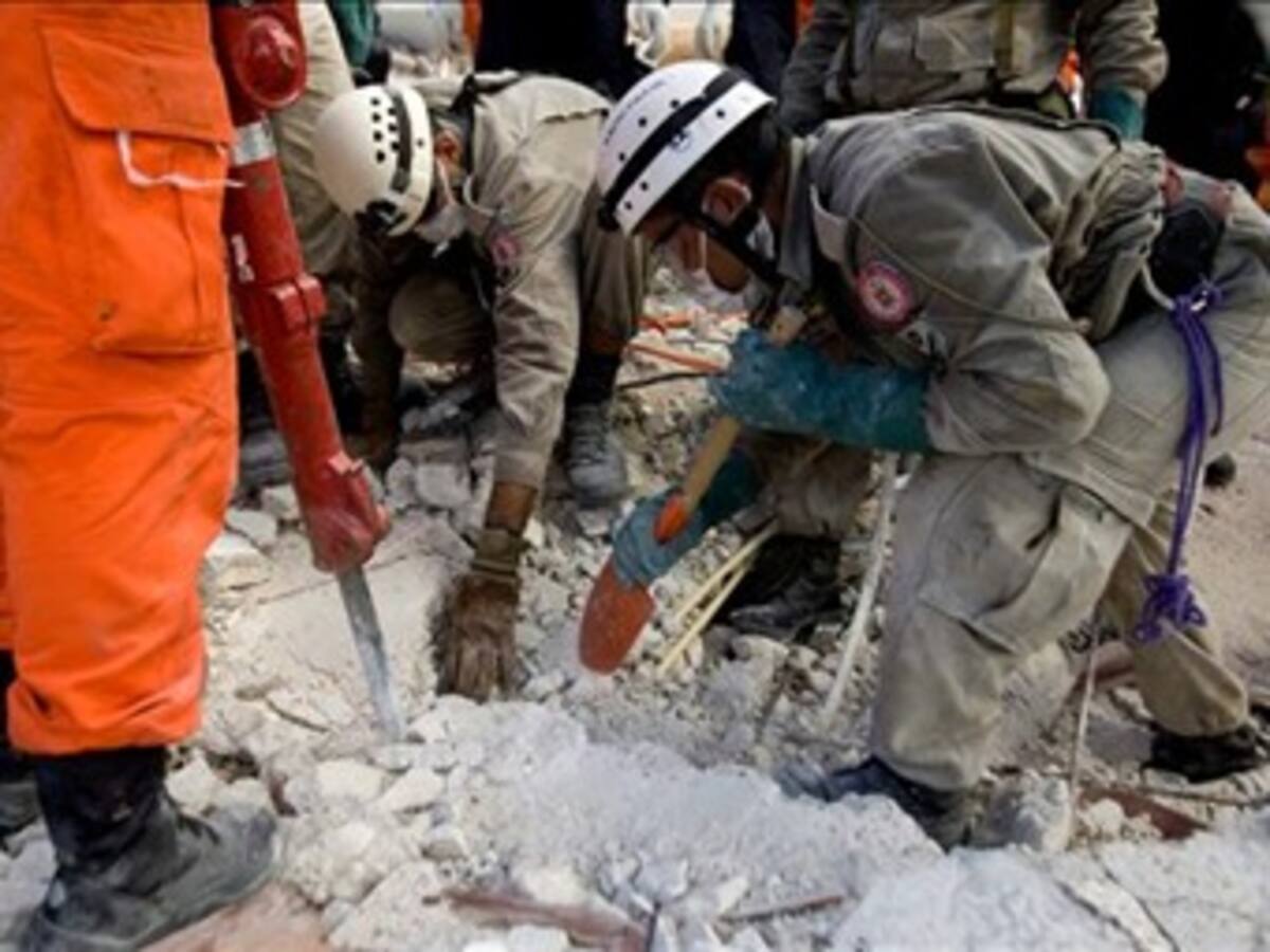 'Escuchaba los gritos de mis compañeros atrapados', relata colombiano sobreviviente al terremoto de Haití