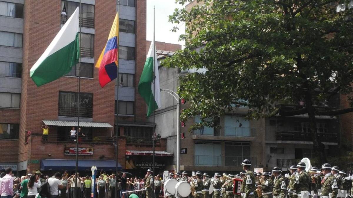 La conmemoración de la independencia de Colombia se hizo en el parque donde esta la estatua del libertador, Simón Bolívar que recibió simbólicamente una ofrenda floral.