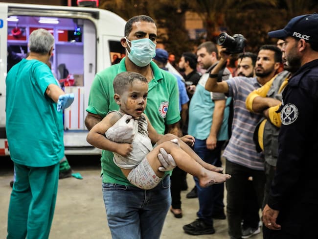 KHAN YUNIS, GAZA - NOVEMBER 1: (EDITOR'S NOTE: Image depicts graphic content) Palestinians injured in Israeli air raids arrive at Nasser Medical Hospital on November 1, 2023 in Khan Yunis, Gaza. Entering the third week of the conflict, the Israeli army has expanded its military assault. The Gaza strip, a besieged Palestinian territory, is under heavy bombing from Israel in response to the large-scale attack carried out on October 7 by Hamas in Israel. The international community is stepping up pressure for a humanitarian truce.(Photo by Ahmad Hasaballah/Getty Images)