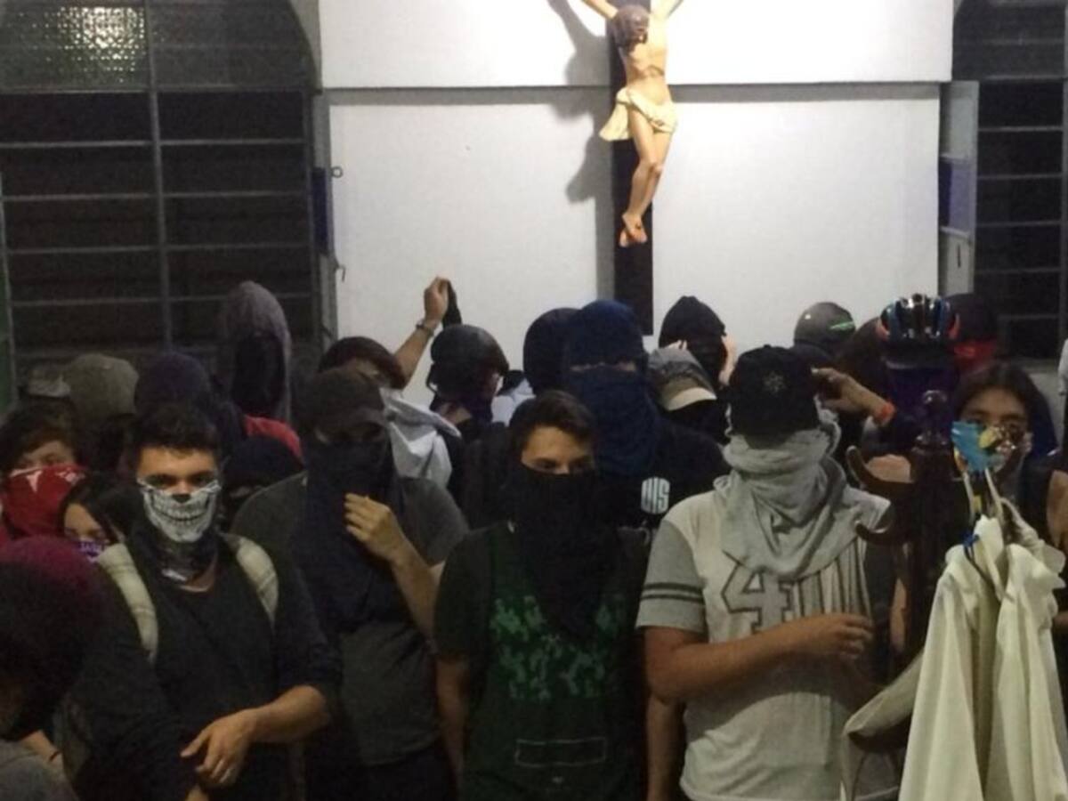VIDEO: Universitarios buscaron refugio en la Sagrada Familia