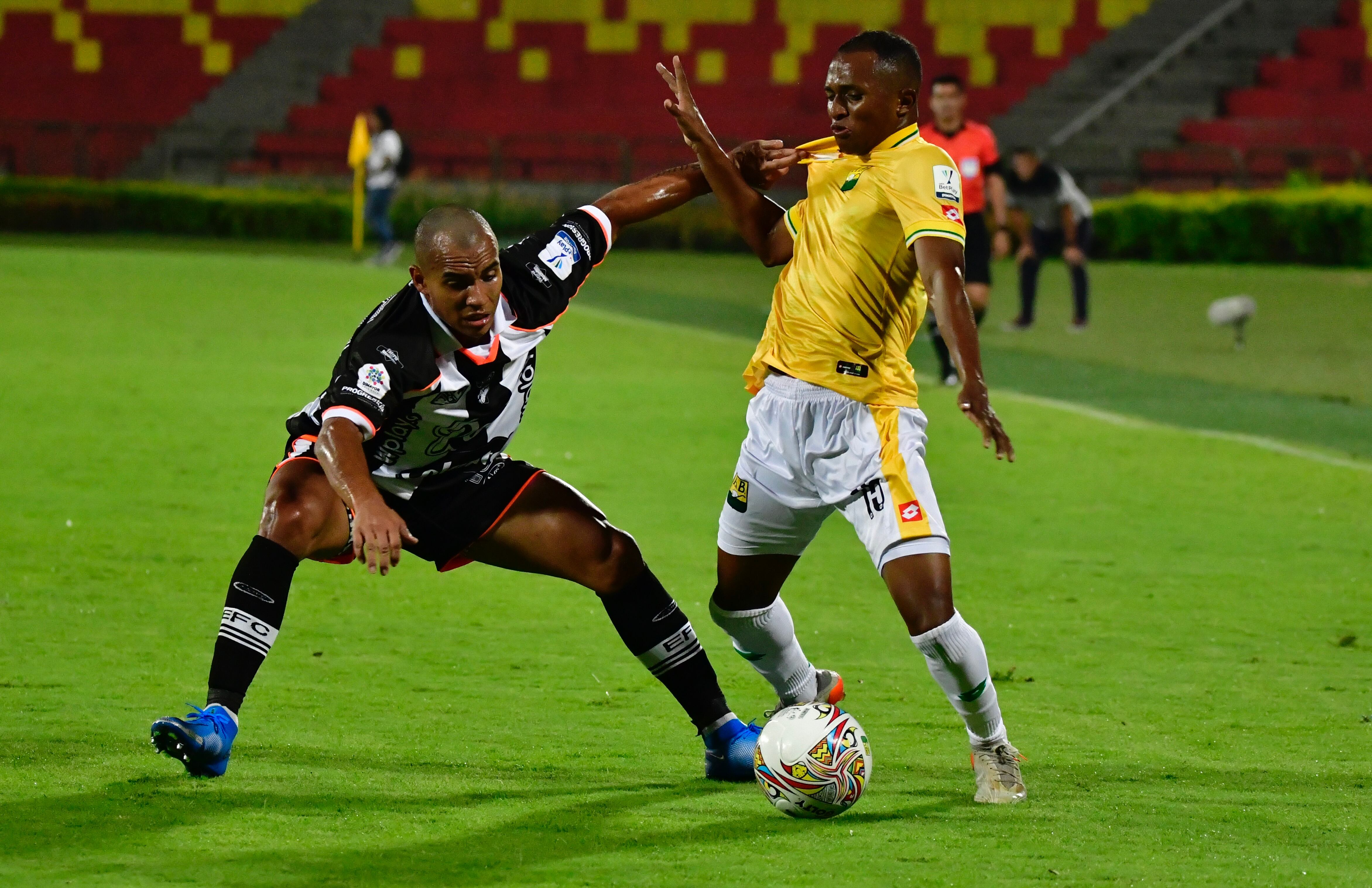 Bucaramanga se enfrenta a Envigado / Colprensa