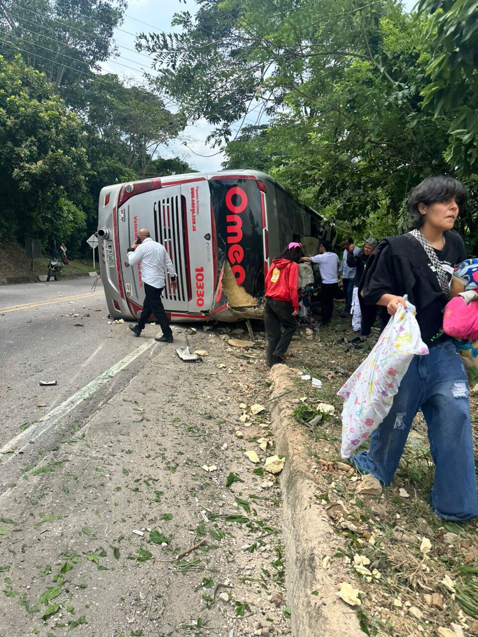 Bus con 42 pasajeros se volcó en la vía Cúcuta–Sardinata. / Foto: Cortesía.