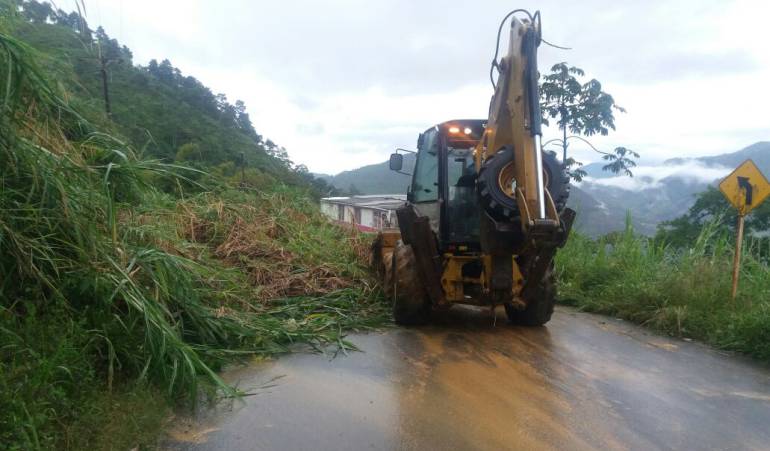Los combos de maquinaria recuperan las vías de Caldas