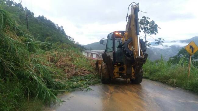 Los combos de maquinaria recuperan las vías de Caldas