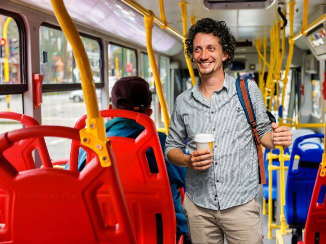 Multa por comer dentro de TransMilenio: cifra supera el salario mínimo/ Getty Images