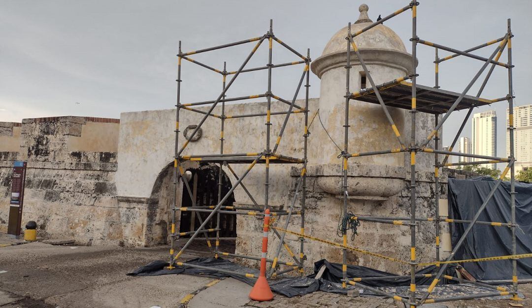 La polémica fortificación que fue pintada en su fachada está siendo intervenida por requerimiento del Ministerio de Cultura
