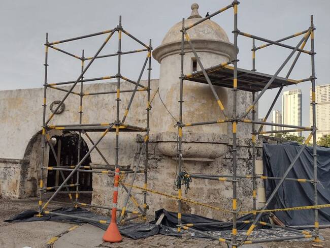 La polémica fortificación que fue pintada en su fachada está siendo intervenida por requerimiento del Ministerio de Cultura