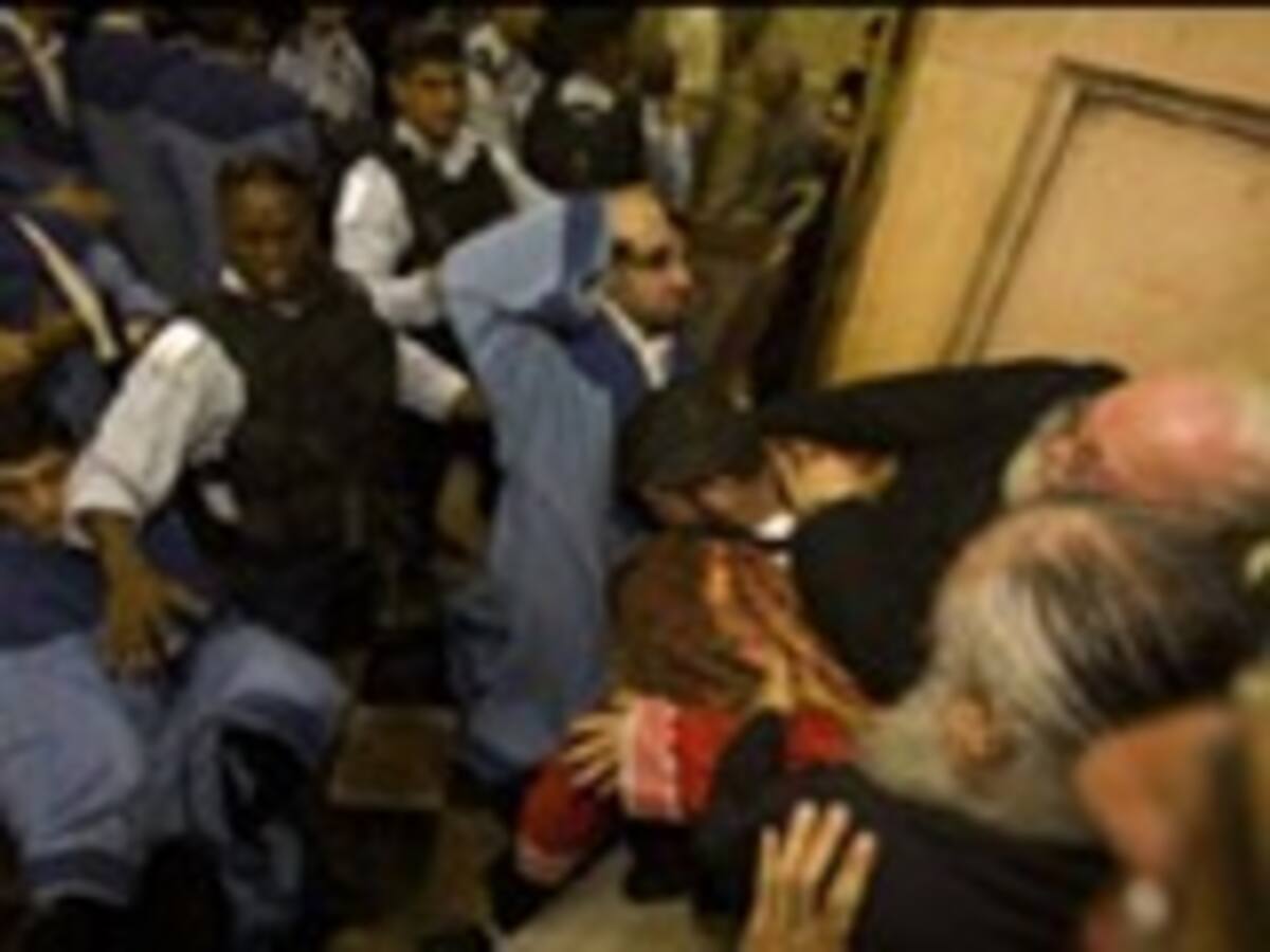 Monjes cristianos rivales se agarraron a puñetazos este domingo dentro de la Iglesia del Santo Sepulcro de Jerusalén.